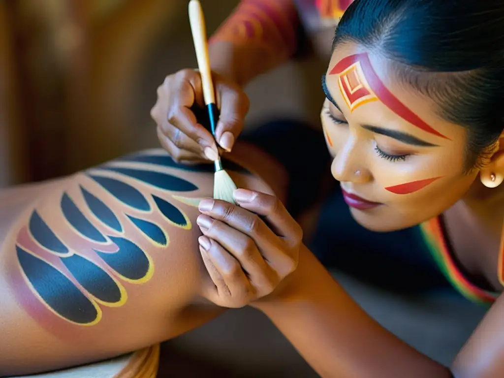 Un artesano del Pacífico aplica con destreza pinturas corporales tradicionales a un modelo, mientras la luz natural realza los vivos colores