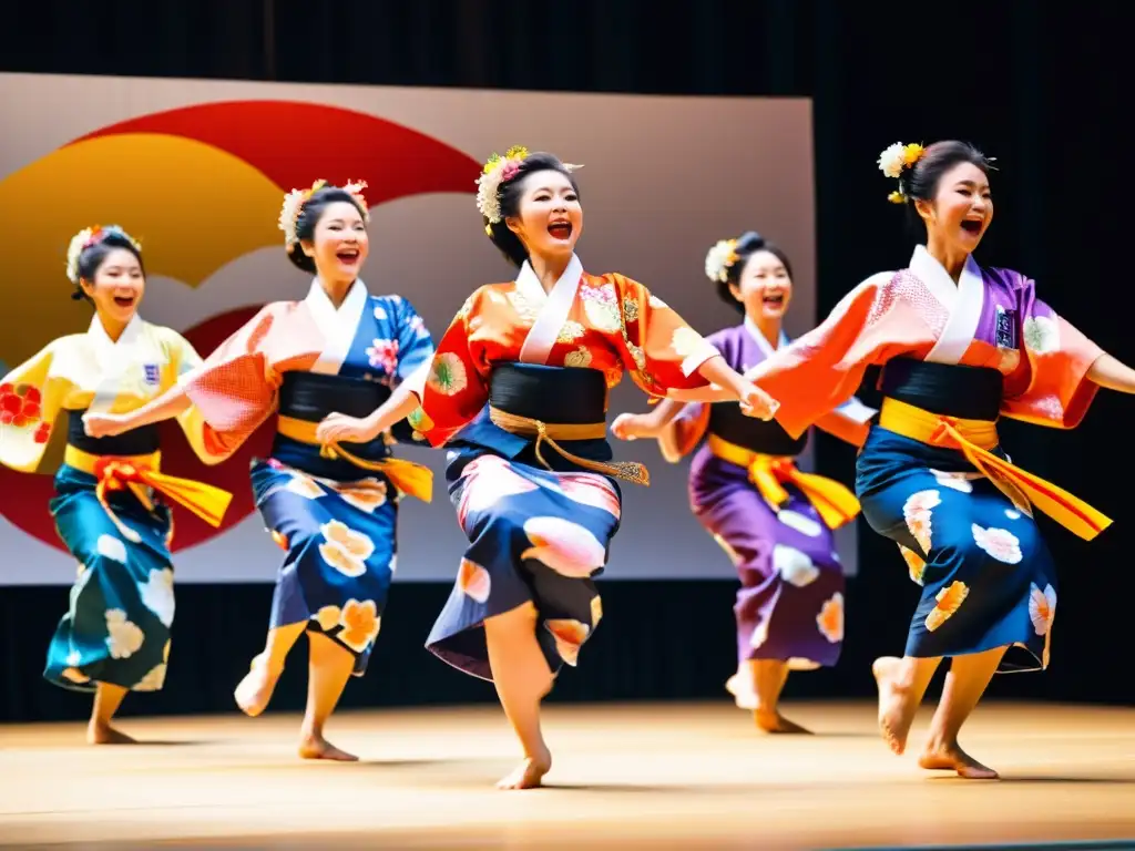 Grupo energético de bailarines en yukatas, realizando la Danza moderna tradicional Kochi Yosakoi Matsuri con naruko clappers