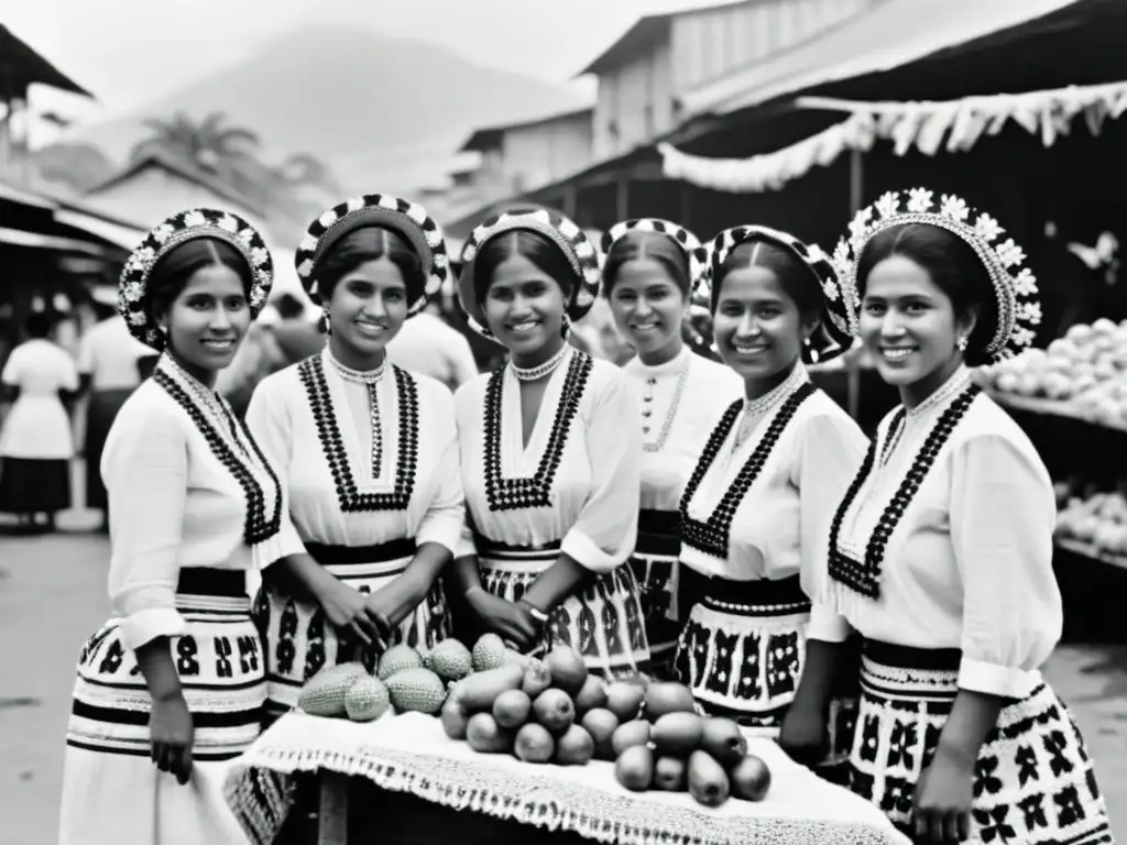 Un grupo de mujeres con polleras bordadas en un bullicioso mercado de Panamá en el siglo XX