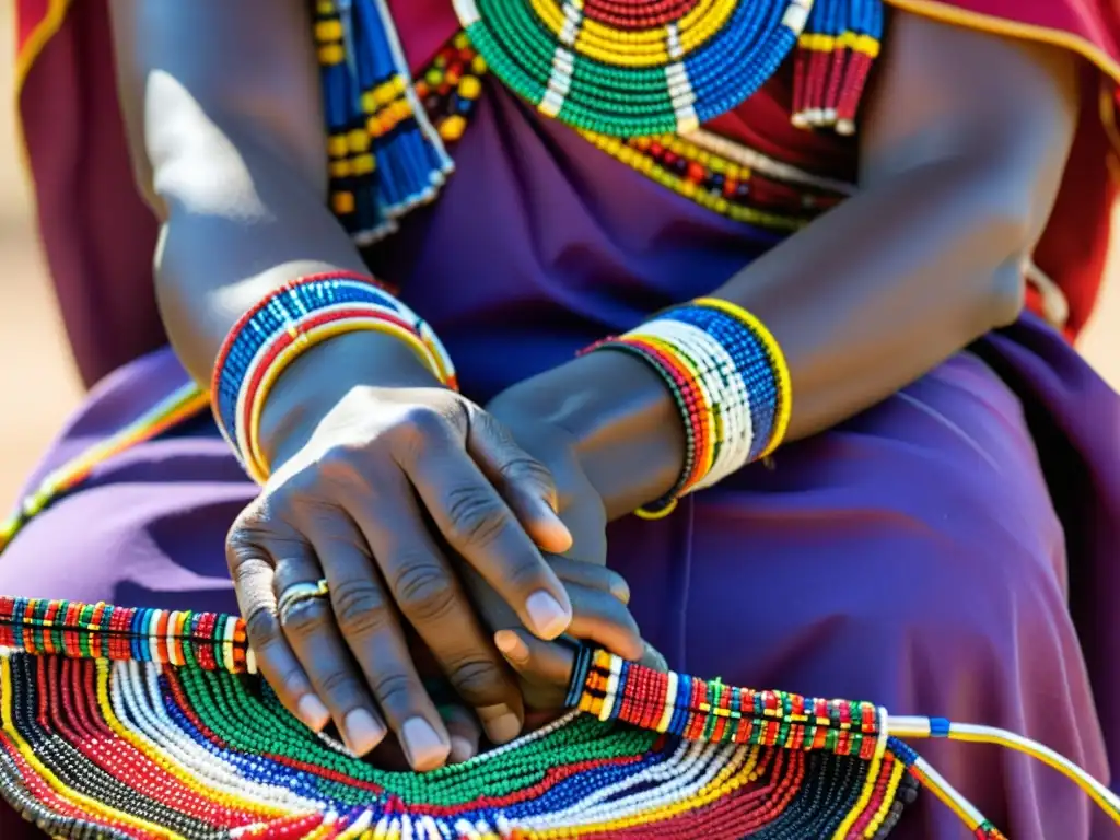 Las habilidosas manos de una mujer Masai hilvanan cuentas multicolores con significado espiritual