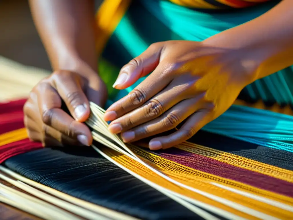 Manos expertas tejiendo tapa cloth, reflejando la artesanía de los tejidos tradicionales de la Polinesia