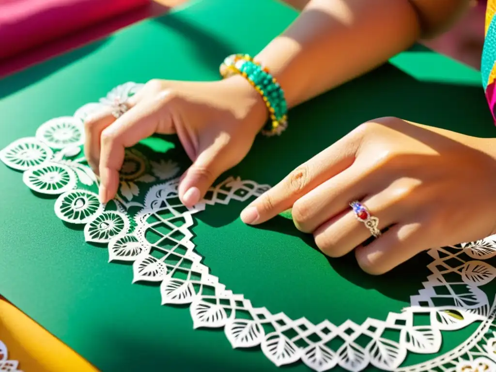 Las manos de un hábil artesano cortan delicados diseños en papel picado, inmerso en un taller papel picado artesanal