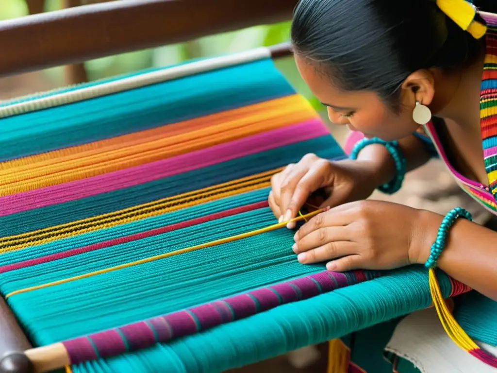 Manos de mujer maya tejiendo con maestría en telar tradicional, un tributo a la rica historia del tejido tradicional en Guatemala