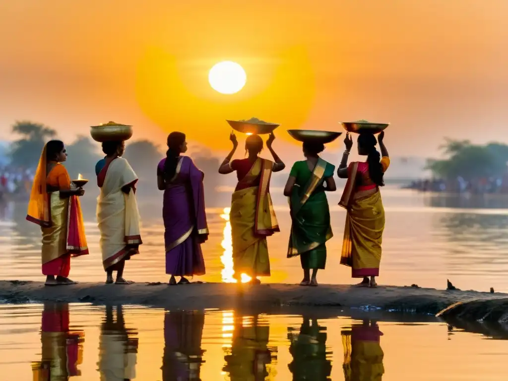 Mujeres en sarees coloridos ofrecen oraciones al sol en Chhath Puja, con reflejos en el río