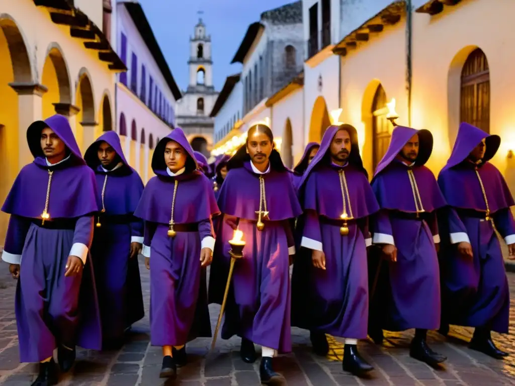 Procesión solemne en Antigua Guatemala: devoción a la Semana Santa Procesiones Semana Santa Antigua Guatemala: Grupo en procesión con túnicas moradas, velas y arquitectura colonial al atardecer
