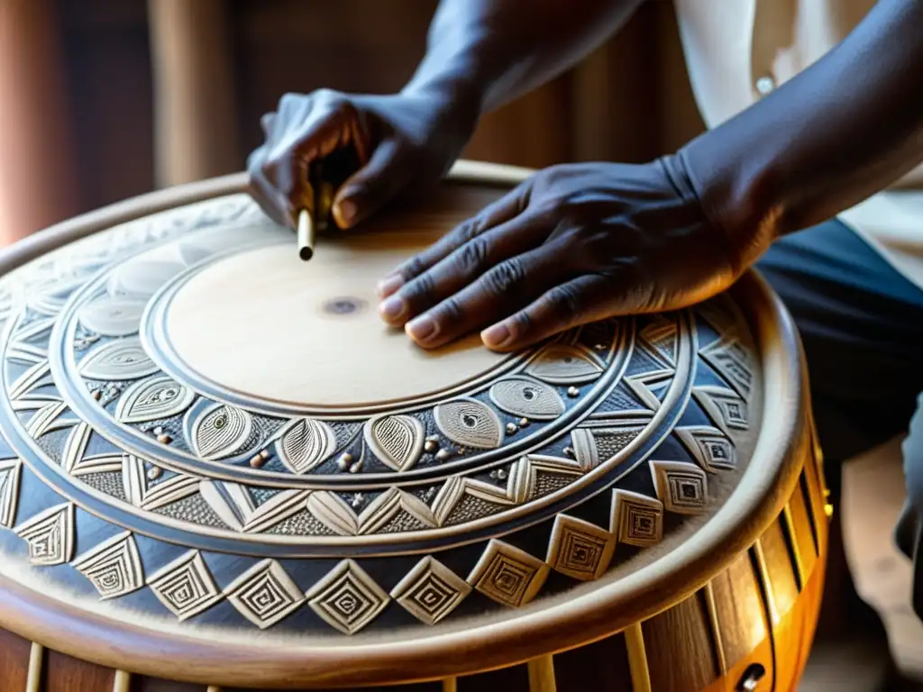 Las rugosas manos del artesano tallan con destreza patrones en un tambor africano, mostrando la fabricación ritual del tambor africano con maestría