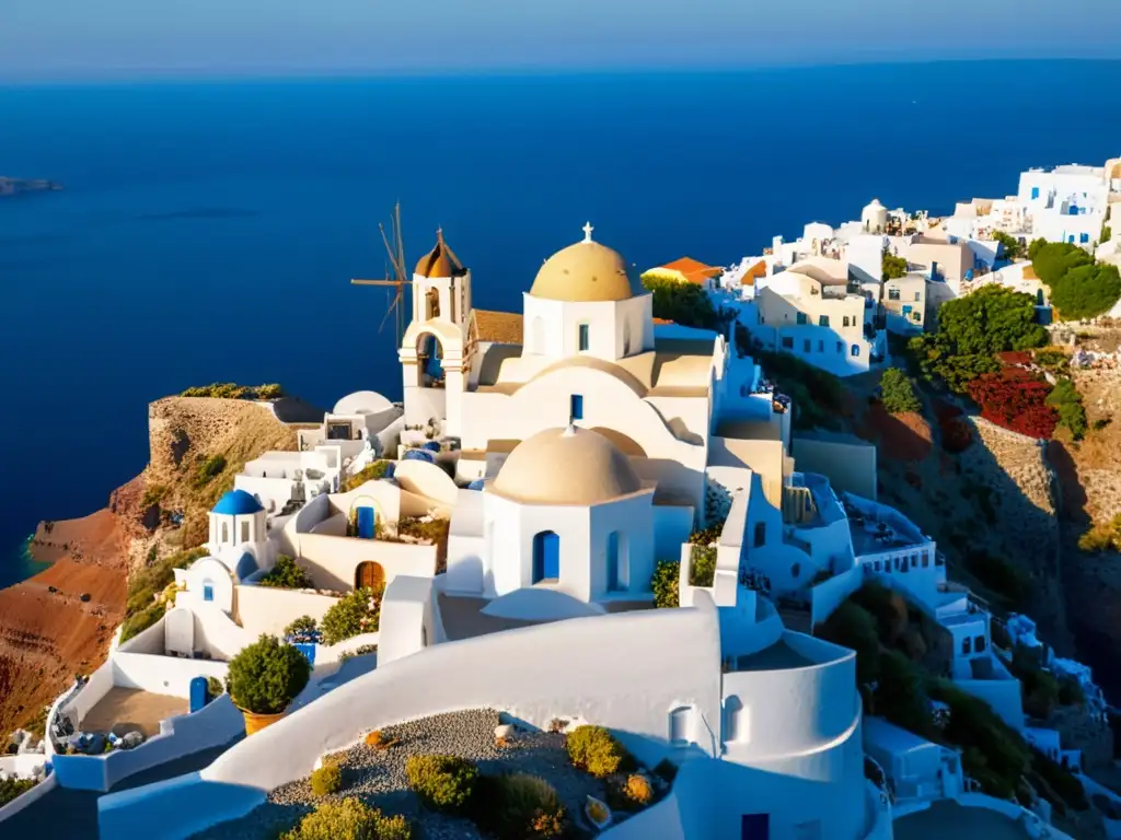 Vista aérea de Santorini al atardecer, con sus icónicas casas blancas y iglesias de cúpulas azules, celebración de tradiciones en las Islas Griegas