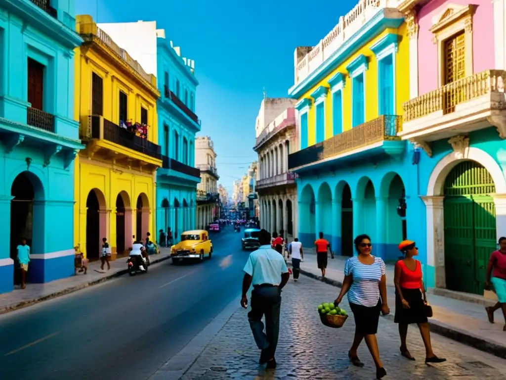 Vista de la bulliciosa vida en La Habana Vieja, con sus coloridos edificios y gente paseando