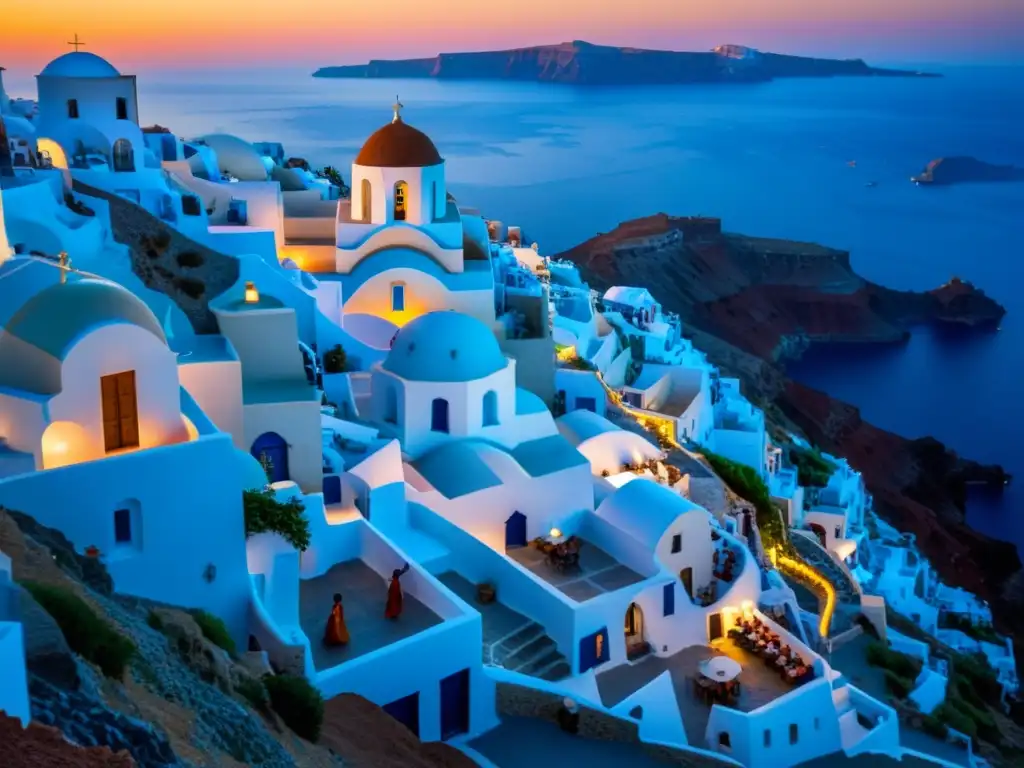 Vista de la icónica iglesia de cúpulas azules y la celebración de tradiciones en las Islas Griegas al atardecer en Oia, Santorini