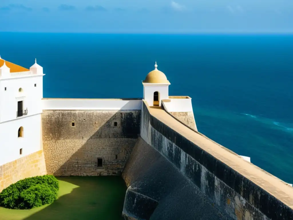 Vista impresionante del Castillo de Cape Coast en Ghana, parte de la Ruta del Esclavo en África Occidental